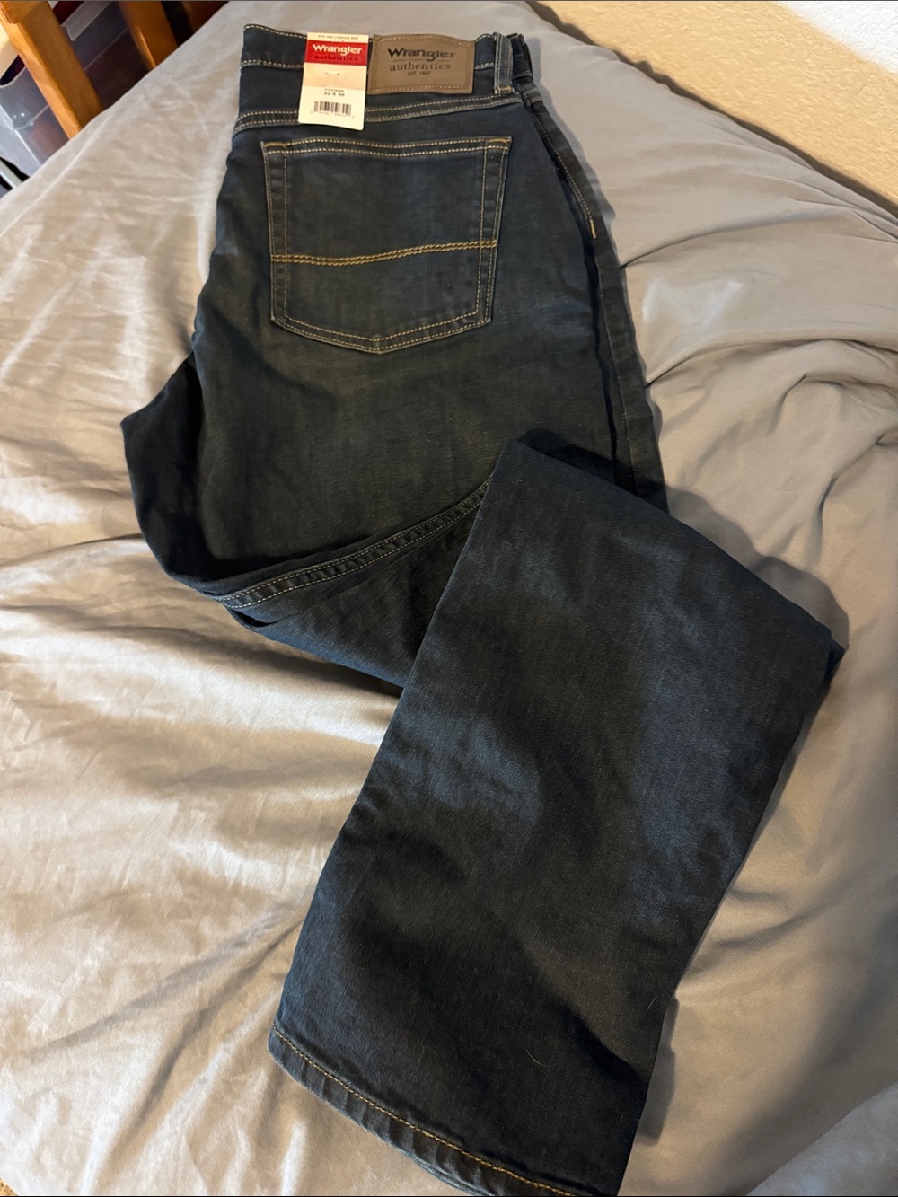 Wrangler Men’s Dark Blue Relaxed Jeans with Contrast Stitching